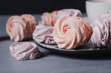 Gri arka planda renkli hava marşmelovları. Taze ev yapımı tatlı zephyr.