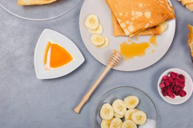 Kahvaltı için böğürtlenli krep ve bal.