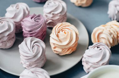 Gri arka planda renkli hava marşmelovları. Tatlı zephyr.