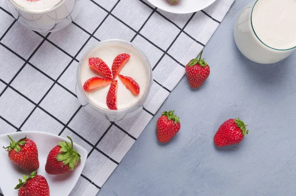 草莓甜点在一个玻璃瓶里，有草莓放在灰色的桌子上 — 图库照片