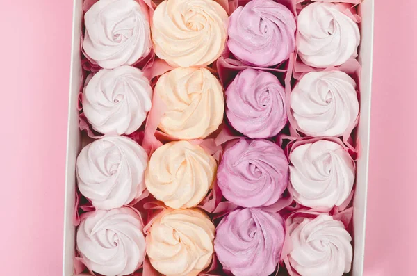 Kleur marshmallow in een geschenkverpakking op roze achtergrond. Valentijnsdag geschenk — Stockfoto