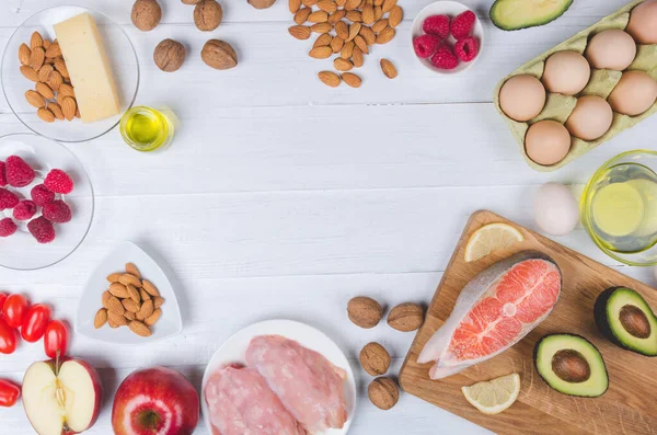 Keto strava, nízké sacharidy zdravé potraviny na bílém pozadí — Stock fotografie
