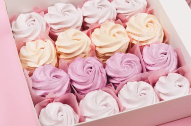 Pembe arka planda hediye kutusunda marşmelov renginde. Sevgililer Günü Hediyesi