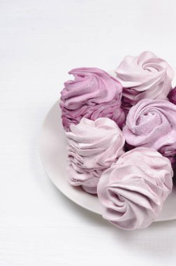 Hafif arka planda renkli hava şekerlemeleri. Taze ev yapımı tatlı zephyr.