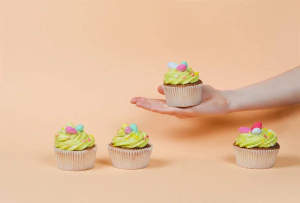 Ostern Pistazien Cupcake mit Dekorationen — Stockfoto