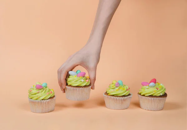 Fila Pistache Brilhante Cupcake Páscoa Com Decorações Mão Perto — Fotografia de Stock