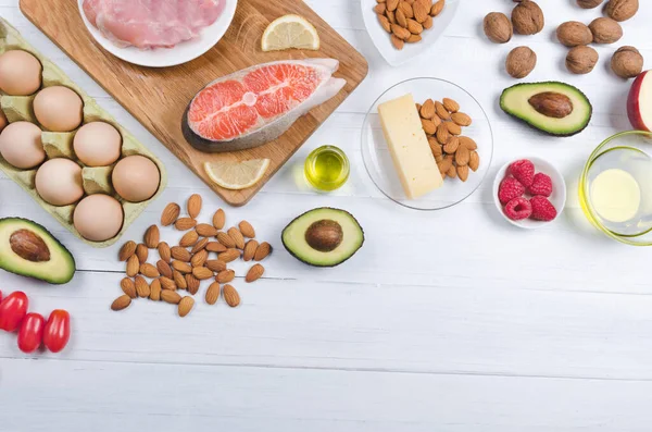 Keto diyeti, beyaz arka planda düşük karbonhidratlı sağlıklı yiyecekler.