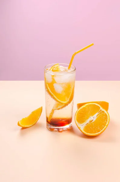 橙色酒精鸡尾酒 带有橙色水果片 粉色和黄色背景 — 图库照片