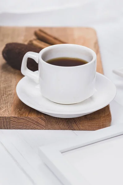 Schwarze Kaffeetasse Mit Anis Zimt Und Schokolade Auf Holzgrund — Stockfoto