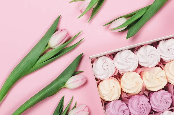 Farbe Air Marshmallow Einer Geschenkbox Auf Rosa Hintergrund Mit Tulpen — Stockfoto