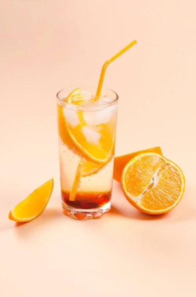 Orange Alcohol Cocktail Orange Fruit Slice Yellow Background — Stock Photo, Image