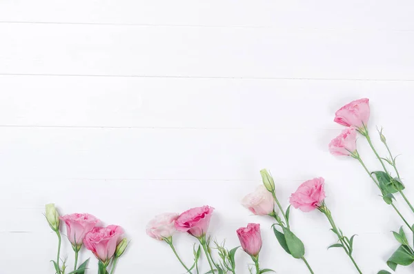 Čerstvé Růžové Eustoma Květiny Bílém Dřevěném Pozadí — Stock fotografie