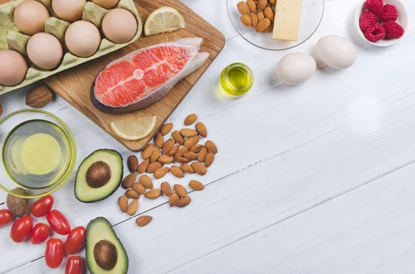 Keto-Diät, Low-Carb-Kost auf weißem Hintergrund — Stockfoto