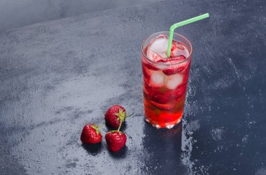 Çilekli alkol kokteyli.