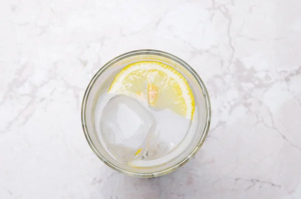 Cocktail with ice and lemon slice — Stock Photo, Image