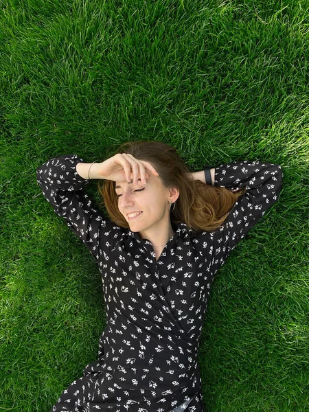 Young Girl Laying Grass Smiling — Stock Photo, Image