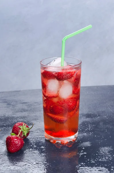 Strawberry Alcohol Cocktail Dark Table — Stock Photo, Image