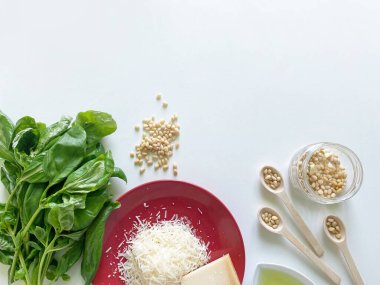 Pesto için malzemeler, beyaz arkaplanda Basil sosu.