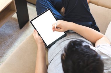 Erkek, evde fikirlerini çizmek için Stylus 'u tablette kullanıyor.