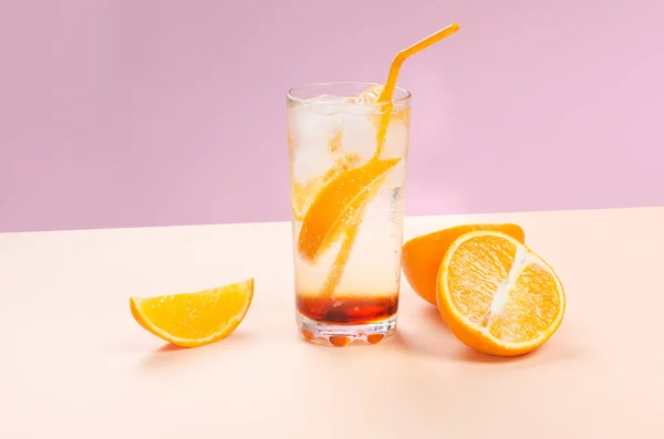 Orange alcohol cocktail with orange fruit slice on color background — Stock Photo, Image