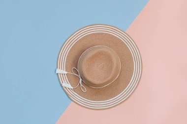 Renkli arka planda yaz hasır şapkası. Tatil konsepti, telif alanı