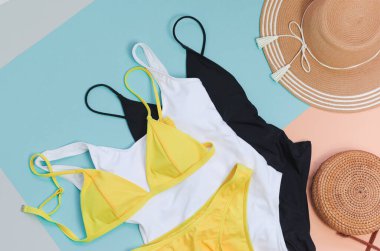 Yaz için çanta ve hasır şapkalı ağaç mayosu. Düz Yatay