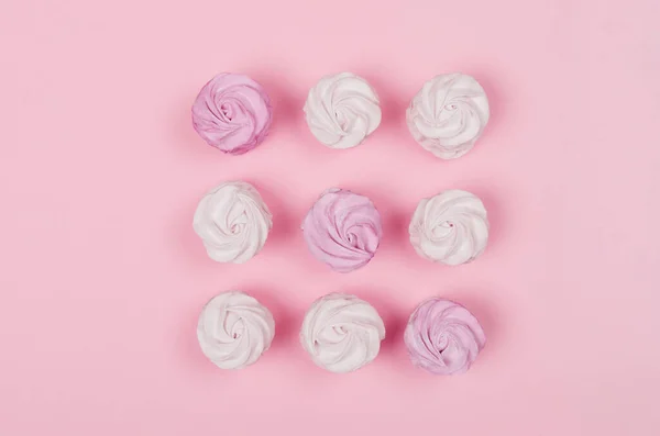 Vier Marshmallows Roze Achtergrond Gele Zoete Zelfgemaakte Zephyr Marshmallow Plat — Stockfoto