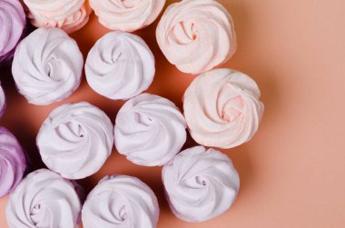 Pastel arka planda renkli şekerlemeler.