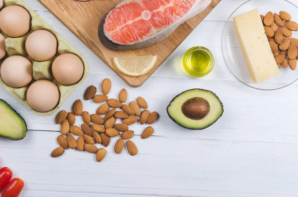 Keto strava, nízké sacharidy zdravé potraviny na bílém pozadí — Stock fotografie