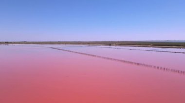 Tuzlu pembe gölün havadan görünüşü