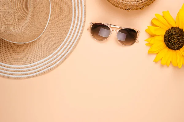 Flatlay con gafas de sol, sombrero de paja y girasol amarillo brillante sobre fondo amarillo. — Foto de Stock