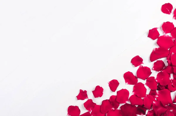 Rosenblätter auf weißem Holzhintergrund — Stockfoto