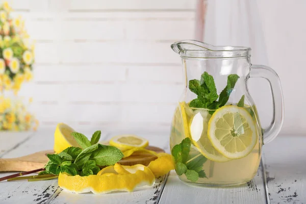 Подготовка Лимонада Кувшине Лимонах Мятой Столе — стоковое фото