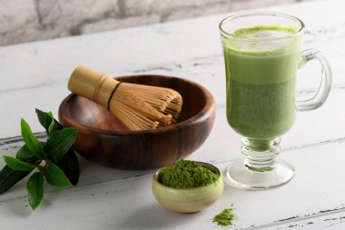 Matcha yeşil çay kahve içecek cam fincan beyaz arka plan üzerinde.
