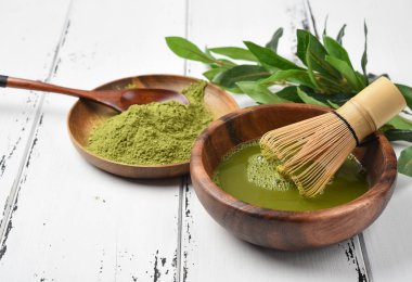 Japon Yeşil çay matcha bir ahşap kase.