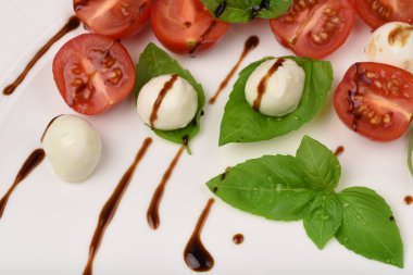 Caprese salatası şiş ile domates, mozzarella ve fesleğen İtalyan gıda ve sağlıklı vejetaryen diyet.