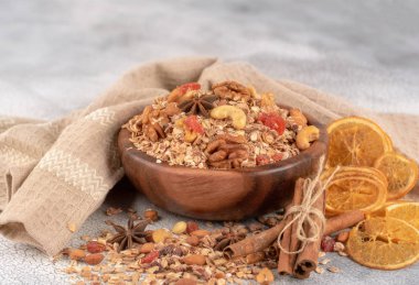 Ahşap kase fındık, granola ile crandberries kurutulur ve orenge masa lambası eski üzerinde kurutulmuş.