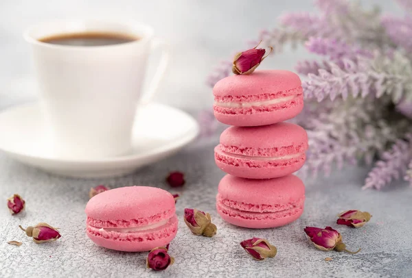 Macaroons Rosa Com Botões Flores Secas Xícara Café Pastel Colorido — Fotografia de Stock