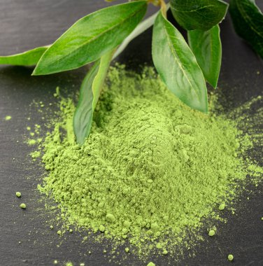 Matcha. Organik yeşil Matcha çay töreni. Matcha toz. Vejetaryen sağlıklı içecek, İçecek, Japon yemekleri. Karanlık natürmort