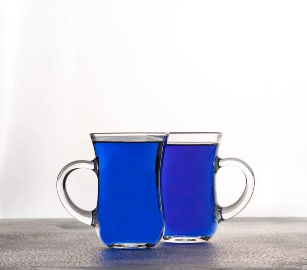 白い背景に分離された蝶エンドウ豆茶のカップ — ストック写真