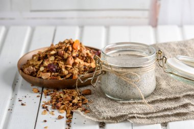 Cam Kavanoz chia pudingle ve granola hafif bir arka plan üzerine bir kutu. Kopya alanı