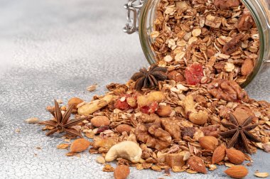Işık arka plan üzerine açık cam ev yapımı granola.