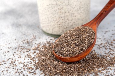 Sağlıklı Chia tohum bir tahta kaşık ve cam masa yakın çekim üzerinde chia puding