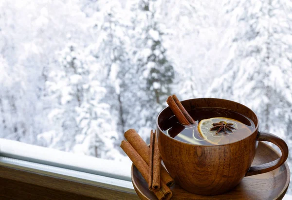 Kubek Gorącej Herbaty Tle Okna Mroźny Zimowy Dzień Christmas Wakacje — Zdjęcie stockowe