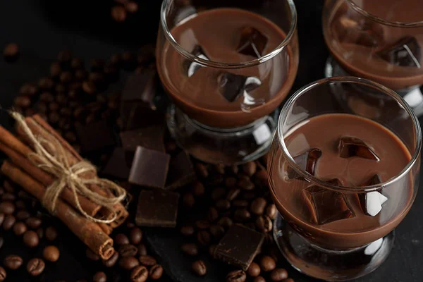Vasos Café Crema Cóctel Martini Chocolate Sobre Fondo Negro —  Fotos de Stock