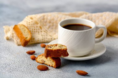 Günaydın kavramı - kahvaltı köpüklü espresso kahve lezzetli İtalyan badem cantuccini bisküvi tarafından eşlik etti. Kopya alanı