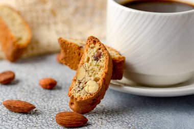 Günaydın kavramı - kahvaltı köpüklü espresso kahve lezzetli İtalyan badem cantuccini bisküvi tarafından eşlik etti. Kopya alanı