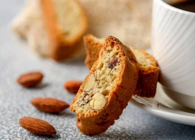 Günaydın kavramı - kahvaltı köpüklü espresso kahve lezzetli İtalyan badem cantuccini bisküvi tarafından eşlik etti. Kopya alanı