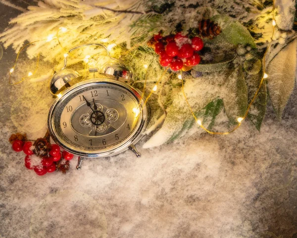 Nya Året Klocka Och Kottar Täckt Med Snö Jul Och — Stockfoto