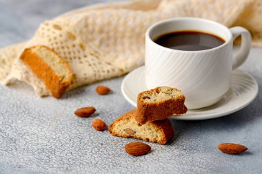 Günaydın kavramı - kahvaltı köpüklü espresso kahve lezzetli İtalyan badem cantuccini bisküvi tarafından eşlik etti. Kopya alanı